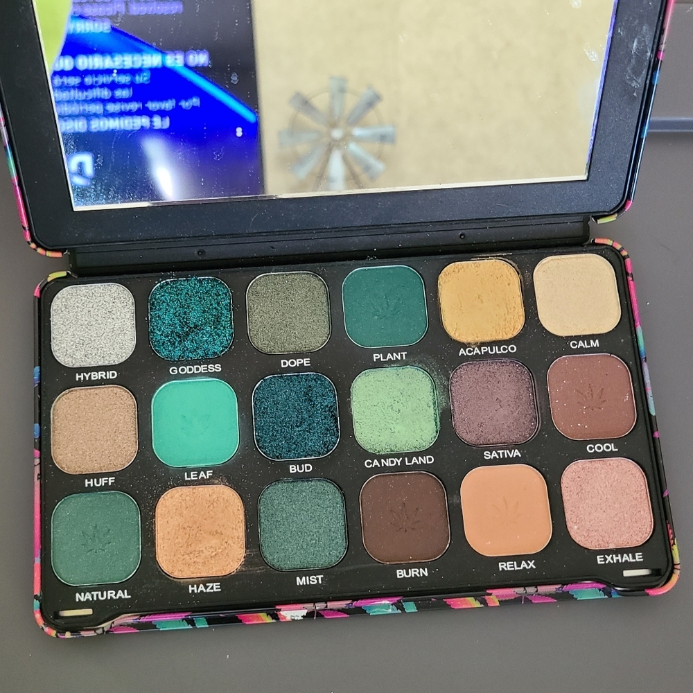 Revolution eye shadow palette "Chilled"
